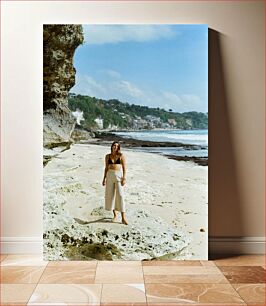 Πίνακας, Woman on a Rocky Beach Γυναίκα σε μια βραχώδη παραλία