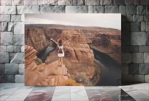 Πίνακας, Woman Overlooking Canyon Landscape Γυναίκα με θέα το τοπίο του φαραγγιού