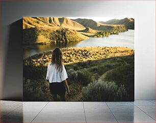 Πίνακας, Woman Overlooking Lake and Mountains Γυναίκα με θέα στη λίμνη και τα βουνά
