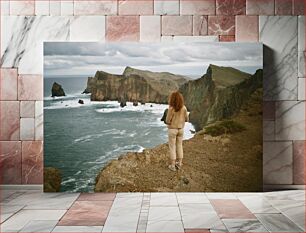 Πίνακας, Woman Overlooking Rocky Seaside Cliffs Γυναίκα με θέα στους βραχώδεις παραθαλάσσιους βράχους