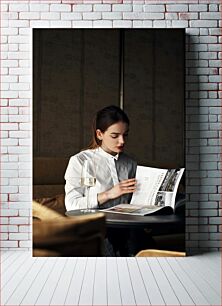 Πίνακας, Woman Reading a Magazine Γυναίκα που διαβάζει ένα περιοδικό