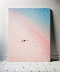 Πίνακας, Woman Relaxing on Pink Sand Beach Γυναίκα που χαλαρώνει στην παραλία με ροζ άμμο