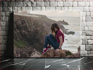 Πίνακας, Woman Sitting on Rocky Cliff Overlooking the Ocean Γυναίκα που κάθεται στο Rocky Cliff με θέα στον ωκεανό