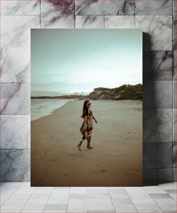 Πίνακας, Woman Walking on a Beach Γυναίκα που περπατά σε μια παραλία