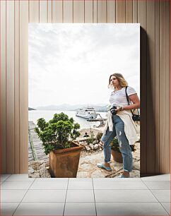 Πίνακας, Woman with Camera by the Sea Γυναίκα με κάμερα δίπλα στη θάλασσα