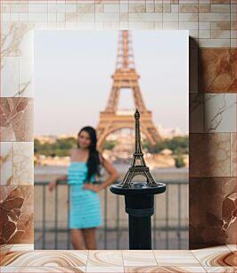 Πίνακας, Woman with Eiffel Tower Miniature Γυναίκα με μινιατούρα του Πύργου του Άιφελ