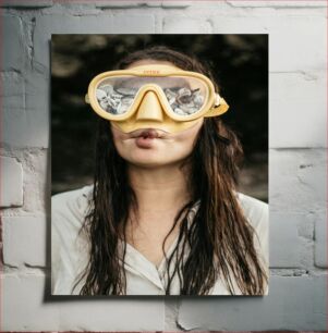 Πίνακας, Woman with Goggles and Shells Γυναίκα με γυαλιά και κοχύλια