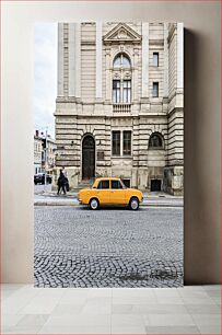 Πίνακας, Yellow Car by Historic Building Κίτρινο αυτοκίνητο από το ιστορικό κτίριο