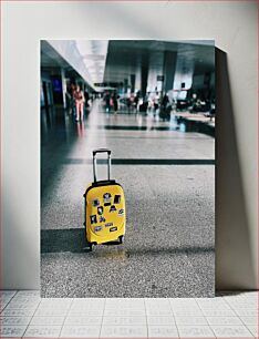 Πίνακας, Yellow Suitcase in Airport Terminal Κίτρινη βαλίτσα στον τερματικό σταθμό του αεροδρομίου