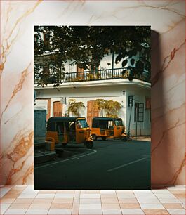 Πίνακας, Yellow Tuk-Tuks in Front of a Colonial Building Κίτρινα Tuk-Tuks μπροστά από ένα αποικιακό κτήριο